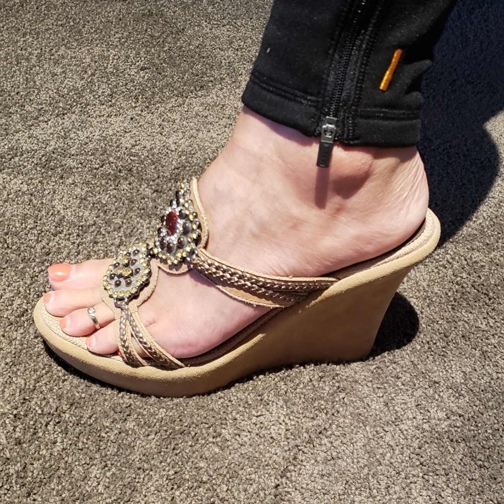 Steve Madden tan/ gold wedge shoes size 8